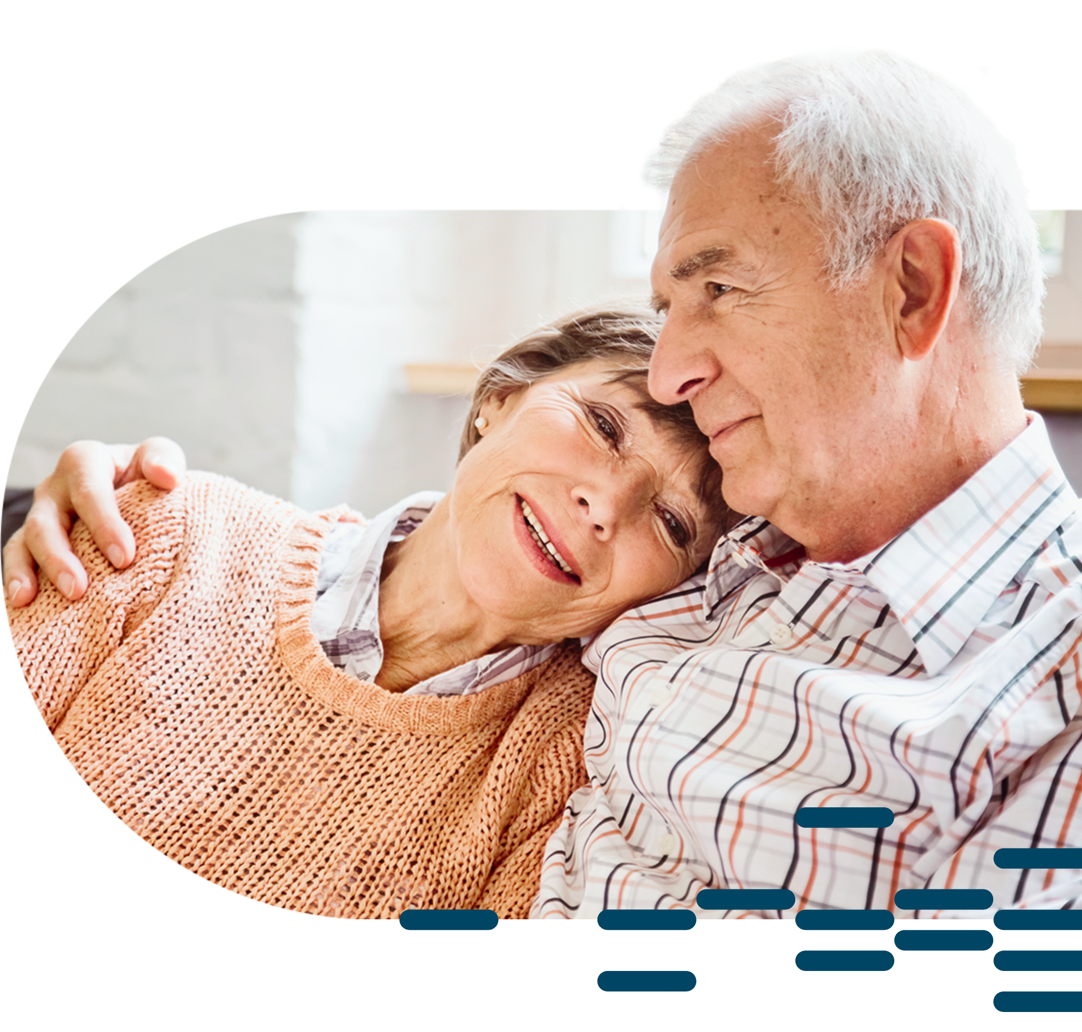 Seniorenpaar hegen Hoffnung durch DNA-MED-Teilnahme. Ältere Dame legt ihren Kopf auf die Schulter des Partners und er hält seinen Arm um sie.